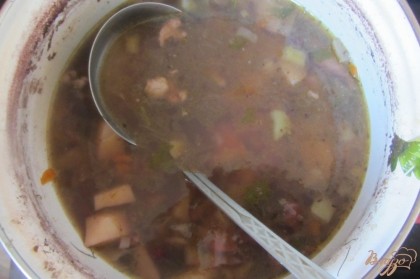 Готово! За пять минут до готовности, суп посолить, поперчить, добавить лавровый лист и зелень. Подавать суп к столу горячим. Приятного Вам аппетита.