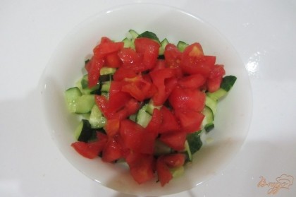 Нарезать помидоры, добавить в салат.