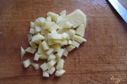Картофель нарезать мелкими кубиками. Добавить в суп