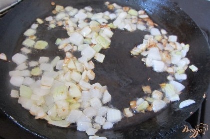 Обжарить отдельно лук на подсолнечном масле.