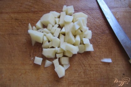 Картофель отчистить, промыть, мелко нарезать, добавить в суп.