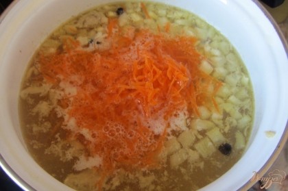 Морковь натереть на мелкой терке, добавить в суп.