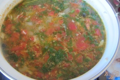 Готово! Зелень промыть нарезать. Добавить в суп за 2 минуты до готовности. подавать к столу горячим. Приятного Вам аппетита.