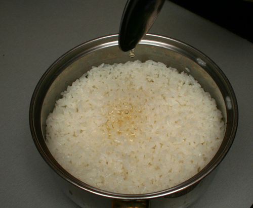 В горячий готовый рис надо добавить рисовую приправу для суши (там рисовый уксус, соль, вода и сахар). После того, как рис слегка остынет – можно готовить.