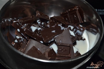 Шоколад с добавлением молока растопить на водяной бане. Кстати, иногда, вместо молока, я добавляю ликер (коньяк).