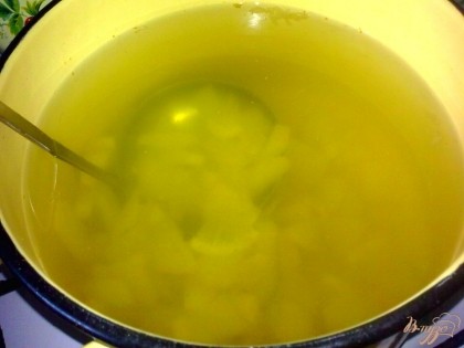 Груши и лимон залейте водой, доведите до кипения. Добавьте сахар и пряности, варите еще 2 минуты. Накройте крышкой и дайте настояться.