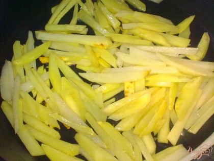 Картофель очистить, вымыть и нарезать брусочками. Обжарить на растительном масле.