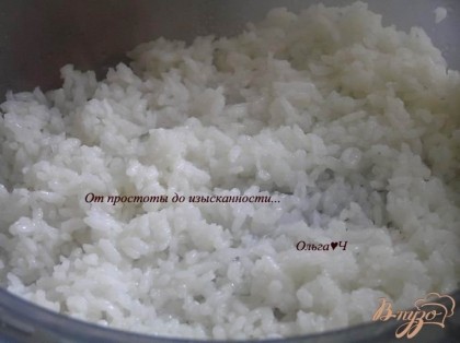 Отварить рис как указано на упаковке. Смешать уксус, сахар и соль, добавить к рису, перемешать.