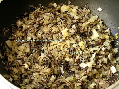 На растительном масле обжарить нарезаный лук и чеснок до прозрачности, всыпать рис, готовить, помешивая, 1-2 минуты, пока рис не станет прозрачным.