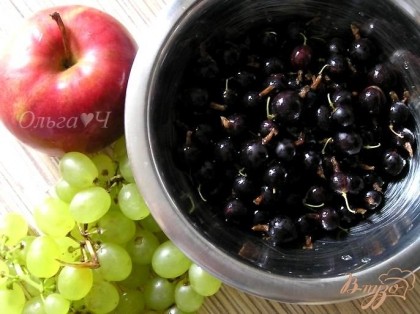 Подготовить продукты. Яблоко нарезать кусочками, виноград оборвать с веточек.
