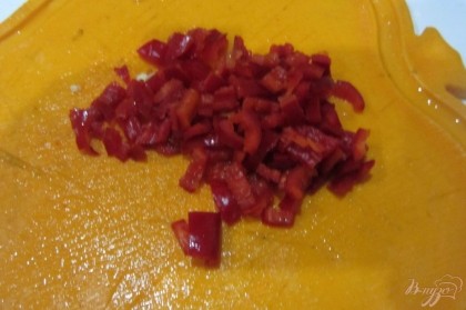 Красный острый перец помыть тщательно под водой, обрезать хвостик удалить сердцевину и семена. Нарезать мелко произвольно.
