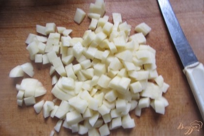 Картофель нарезать мелко, добавить в суп. Тщательно перемешать.