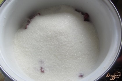 Засыпаем малину сахаром. Ожидаем, малина должна пустить сок и покрыть сахар. Приблизительно 1,5-2 часа.