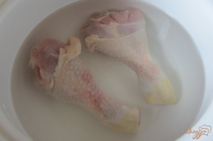 Куриные ножки хорошо промыть под проточной водой. Опустить в холодную воду, поставить на плиту. Довести до кипения, снять пену, убавить огнь.