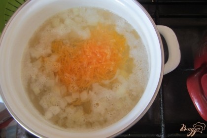 Морковь натереть на мелкой терке, добавить в суп.