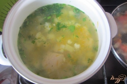 Готово! Добавляем в суп петрушку, соль и перец, лавровый лист. Подавать горячим. Приятного Вам аппетита.