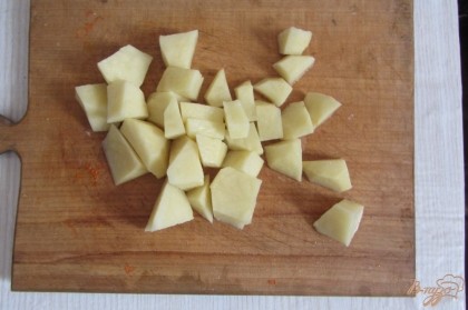 Картофель промыть , отчистить от кожуры. Нарезать произвольно. Добавить к грибам.