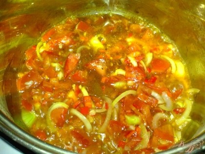 Положите овощи в кастрюлю и обжарьте. затем добавьте соевый соус, китайский соус, соль и перец.