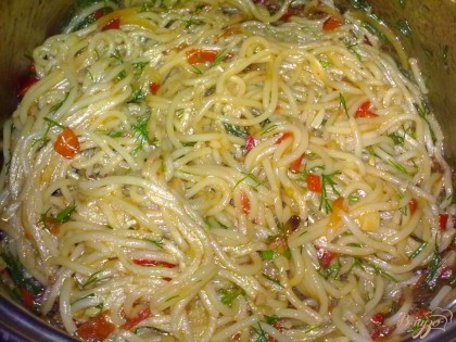 Положите спагетти к овощам, добавьте укроп и перемешайте.