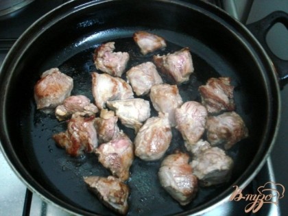 Мясо обжарить на сковороде, на растительном масле до слегка румяной корочки.