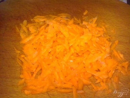 Морковь очистить, вымыть и натереть на крупной терке.