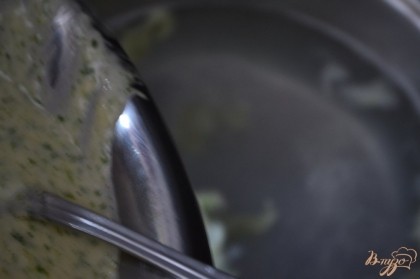 Клецки выкладывать при помощи вилки, сгребая тесто прямо в горячую воду. Клецки готовить небольшими порциями.