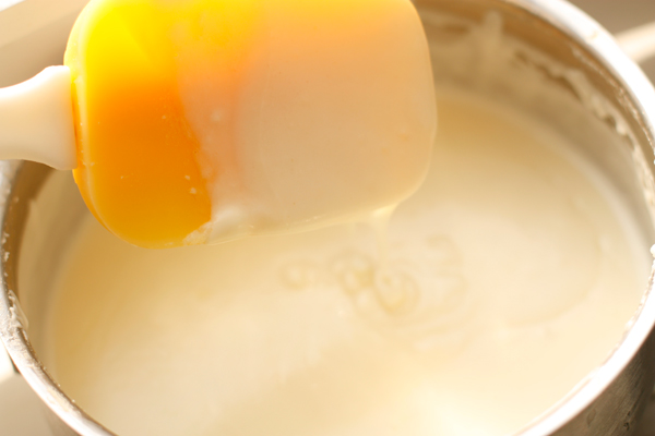 Готовый соус должен по консистенции напоминать питьевой йогурт и быть абсолютно однородным. Когда он загустеет, снимите его с огня и остудите, накрыв пищевой пленкой так, чтобы она касалась поверхности. Это нужно, чтобы на соусе не образовывалась  подсохшая корочка.