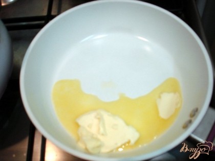 Разогреть сковороду с половиной сливочного масла (семьдесят грамм)