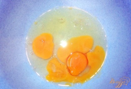 В большую, глубокую миску (в ней мы будем замешивать тесто) выбиваем четыре яйца.