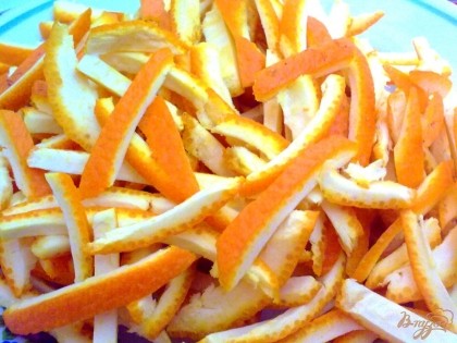 Апельсины вымыть и очистить, кожуру нарезать соломкой.
