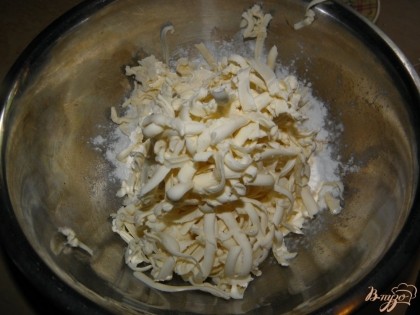 Муку просеять в миску и натереть к ней охлажденное сливочное масло. 2 столовые ложки муки нужно отложить для крема.