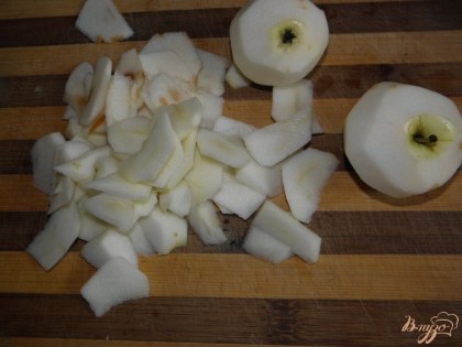 Начинка. Яблоки очистить и нарезать на тонкие ломтики. Размер и форма ломтиков не имеет значения.