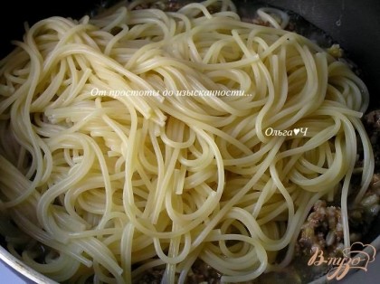 Тем временем отварить спагетти аль-денте и добавить к готовому фаршу.
