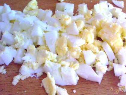 Яйцо отварите вкрутую, очистите и нарежьте кубиками.