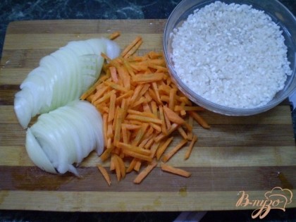 За это время подготовьте лук и морковь, рис.