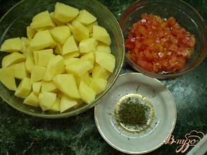 Пока варится рис, подготовьте картофель, помидор (очистить от кожуры, мелко порезать) и укроп.