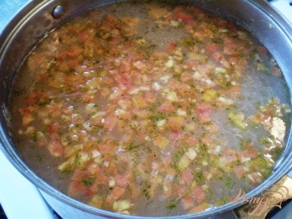 Добавляем в суп картофель, помидор, укроп. Провариваем еще 10-15 минут (в зависимости от сорта картофеля). Выключаем огонь. Суп готов.