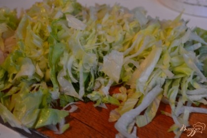 Салат нарезать, сложить в салатник, добавить морковь (натереть тонко).