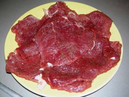 Мясо очистить от жил и нарезать поперек волокон толщиной около 1,5 см.