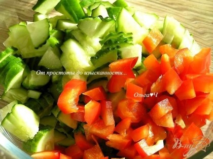 Нарезать овощи.