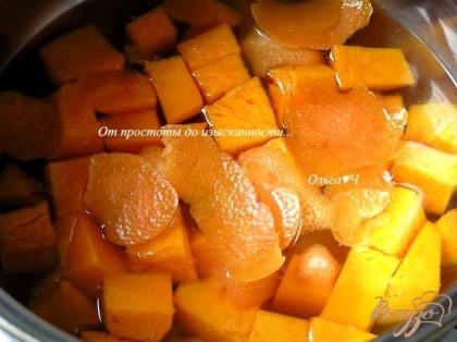 Тыкву нарезать кусочками, с грейпфрута снять половину цедры, выложить все в кастрюльку и залить 0,5 л воды. Довести до кипения и варить до мягкости тыквы.