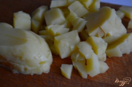 Отварной картофель почистить от кожуры и нарезать на мелкие кубики.Затем обжарить до золотистого цвета на оливковом масле.
