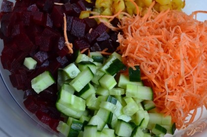 Добавить свежий огурец и морковь (соломкой)Соль и специи добавляем по вкусу.