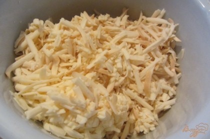Сыр копченный натереть на крупной терке.