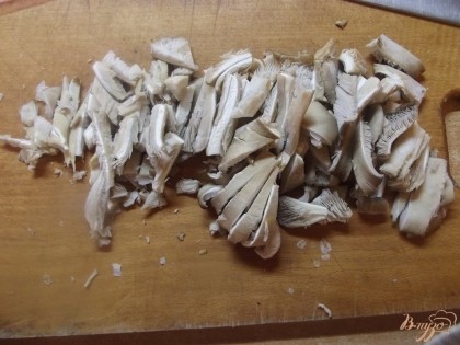 Нарежьте грибы соломкой, не широкой.