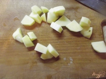Очистите и нарежьте не крупными кубиками картофель.