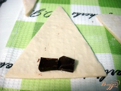На каждый треугольник в широкой части выложите ломтик, или два шоколада. Всего у нас уйдёт около тридцати грамм шоколада.
