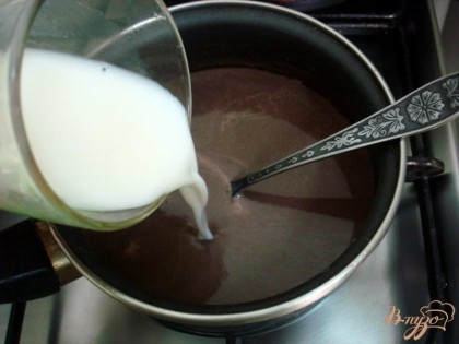 Когда шоколад растворится, во вторую половину молока введите крахмал и тщательно размешайте, чтобы не образовались комочки и введите его в молоко с шоколадом.