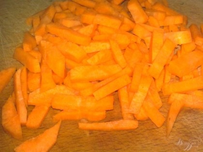 Морковь очистить, вымыть и нарезать соломкой или брусочками.