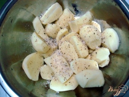 Полейте картофель растительным (лучше конечно оливковым) маслом и очень тщательно перемешайте, лучше путём встряхивания.